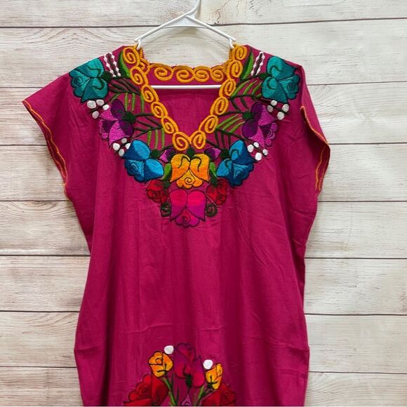 NEW WITHOUT TAGS EMBROIDERED HOUSE/PATIO DRESS IN FUCHSIA - Picture 2 of 4